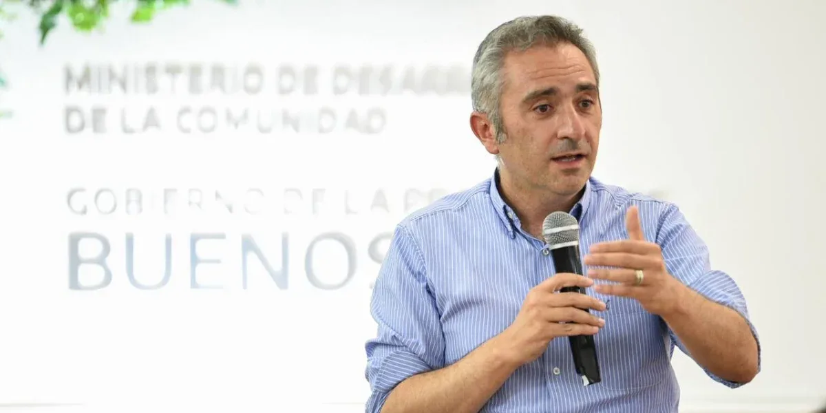 Larroque hit Fernández and called to "organize the fight against proscription"