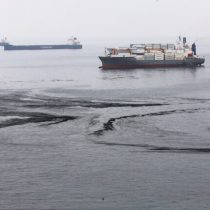 Monitoring plan activated for soot spill on the coast of Viña del Mar 