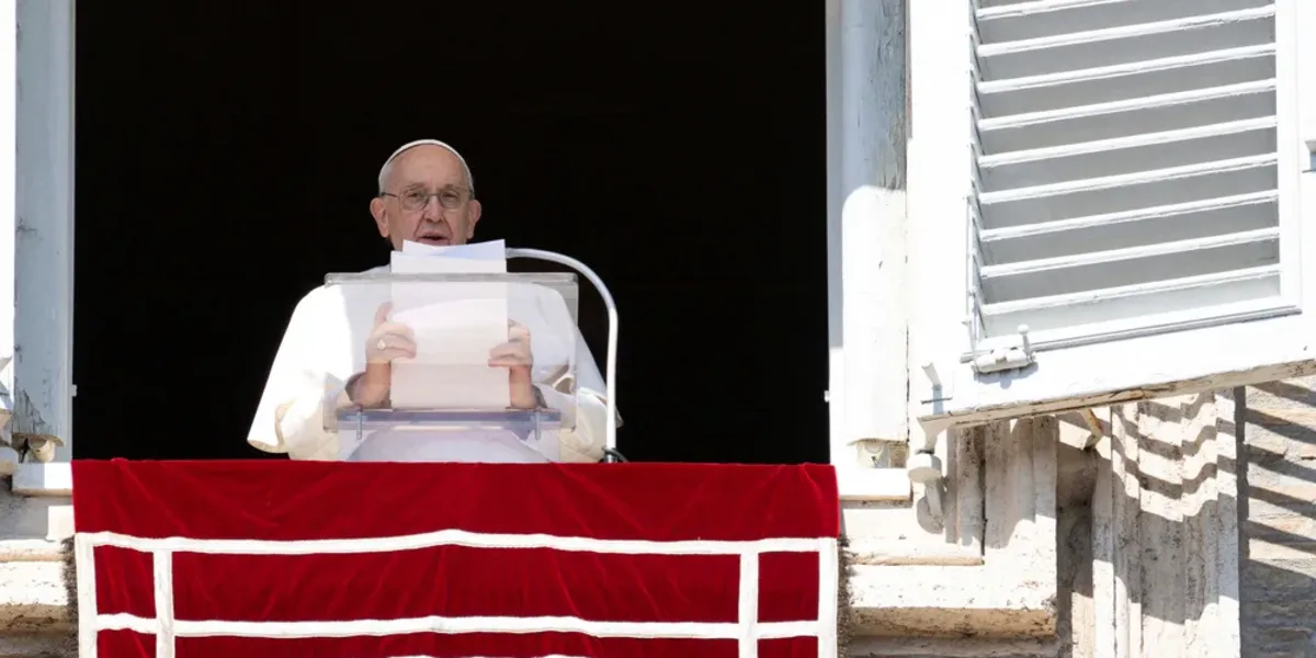 Pope Francis calls for arrest of human traffickers