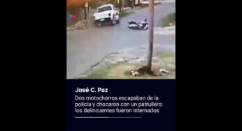 Video: IMPACTANTE CHOQUE I Dos motochorros escapaban de la policía y chocaron con un patrullero I #Shorts