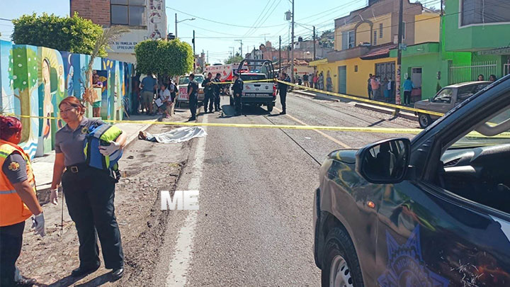 Adulto mayor muere atropellado por camioneta en Uruétaro