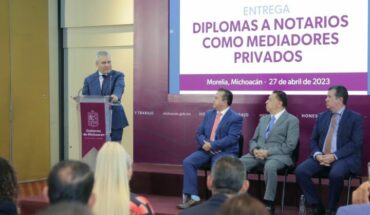 Bedolla delivers certification to Notaries as conciliators