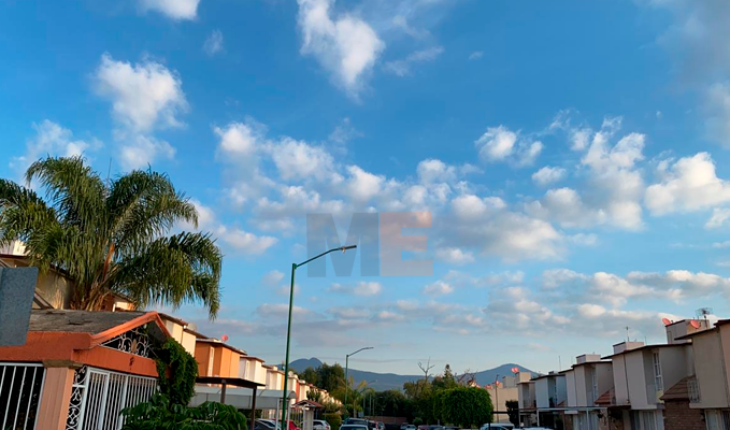 Ambiente caluroso y cielo ligeramente nublado para Michoacán
