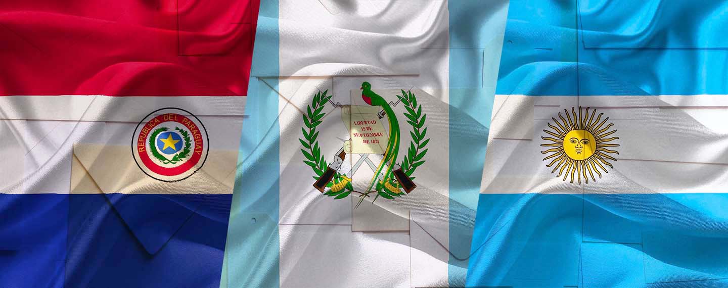 Banderas oficiales de Guatemala, Paraguay y Argentina sobre un fondo con papeletas y sobres electorales