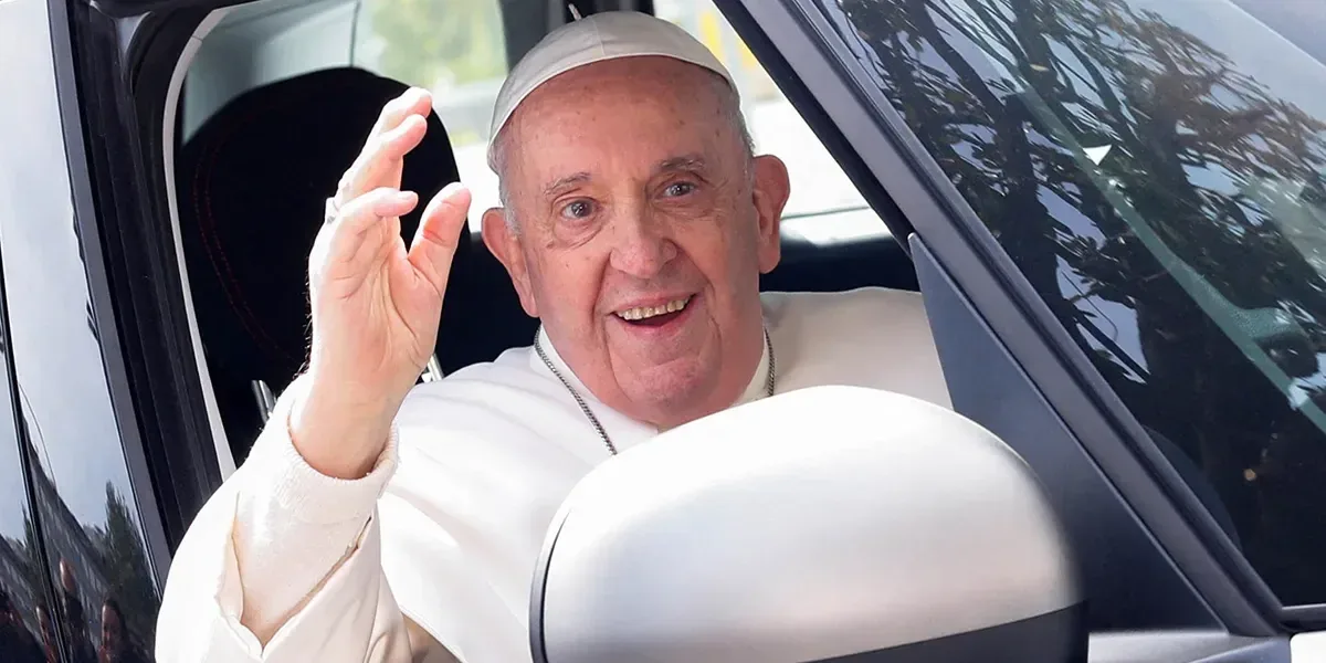 El papa Francisco fue dado de alta y retornó al Vaticano y más...