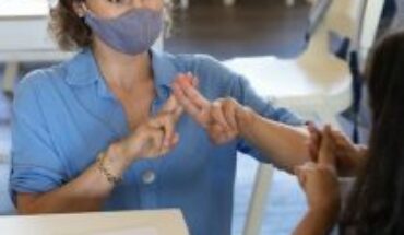 Lessons for the next pandemic: masks impede communication for deaf people