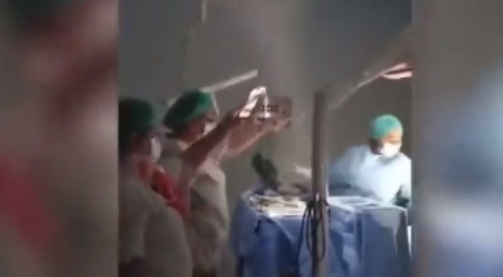 Médicos operan con la luz de sus celulares en ISSSTE de Acapulco