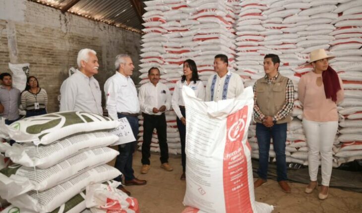 Producers in Ario, Nuevo Urecho and Salvador Escalante receive fertilizer from the Governor