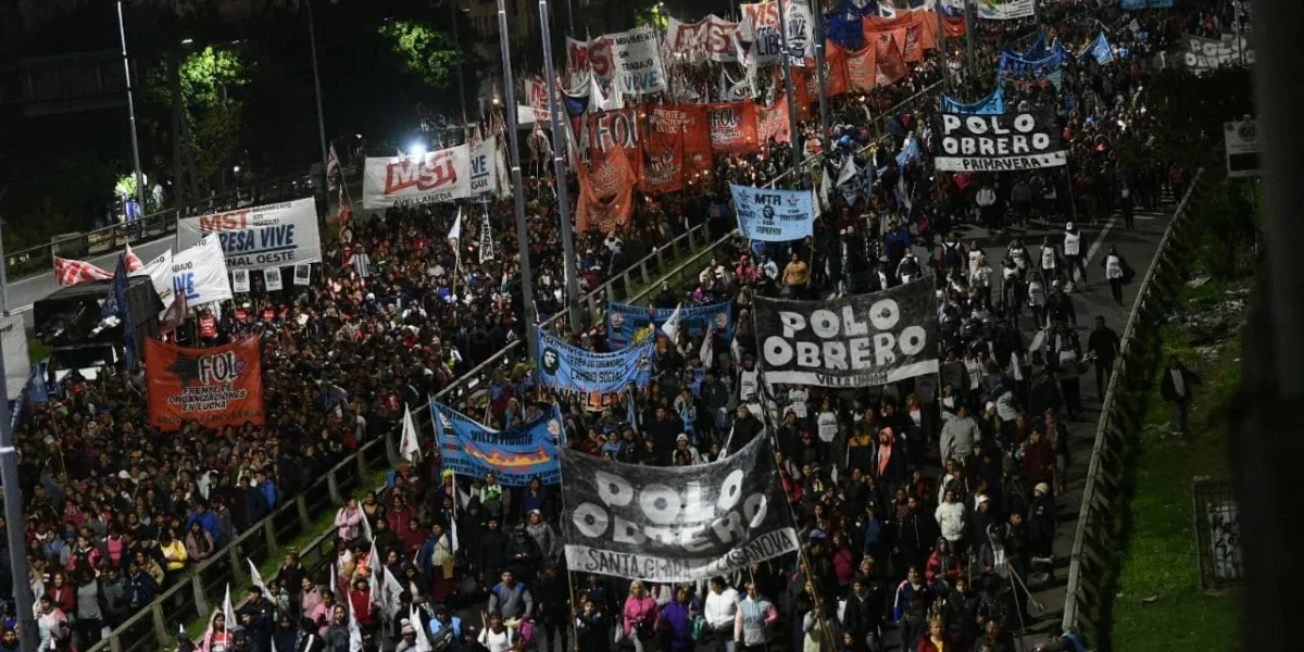 "Torchlight March" | Social organizations march from Puente Pueyrredón to Plaza de Mayo and analyze camping