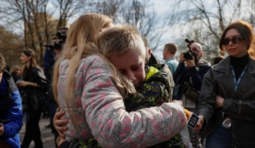 Tras haber sido deportados a Rusia durante la guerra, niños ucranianos regresan a su país