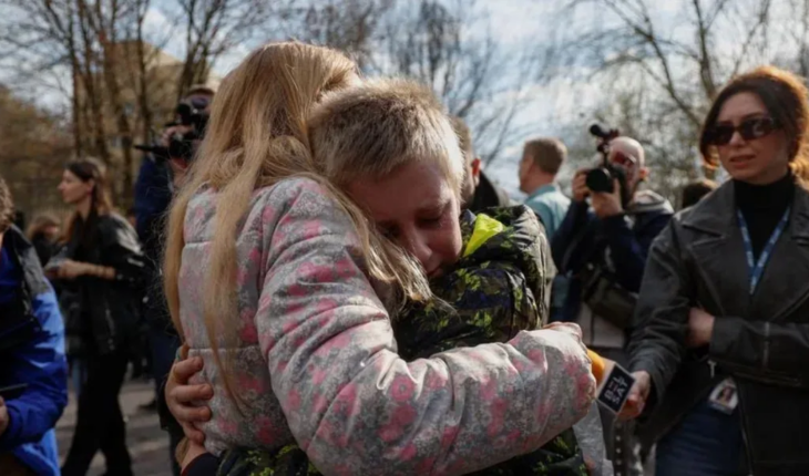 Tras haber sido deportados a Rusia durante la guerra, niños ucranianos regresan a su país