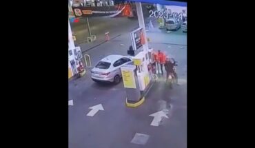 Video: Estaba cargando nafta, dos delicuentes lo sorprendieron y le robaron la moto