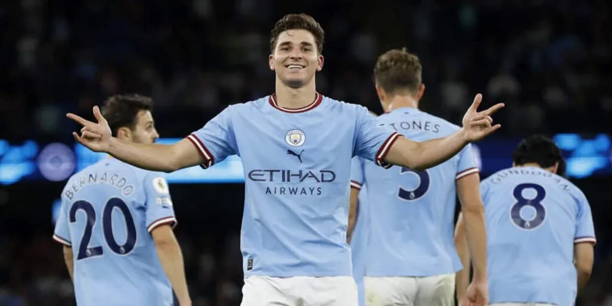 Álvarez and Perrone celebrate: Manchester City became champions of the Premier League