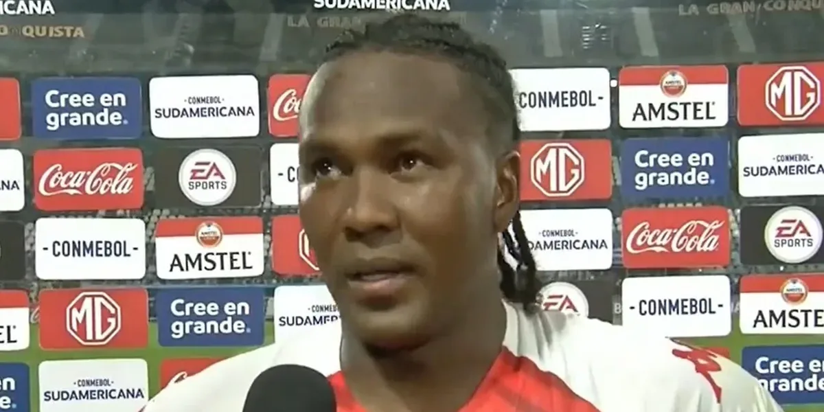 An Independiente Santa Fe player denounced racism by Gimnasia fans