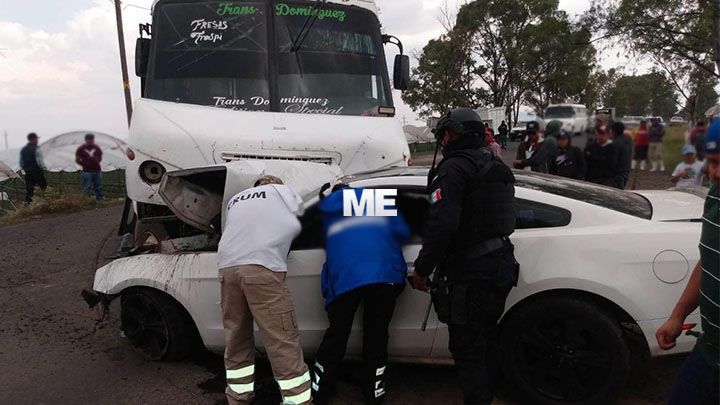 Collision between passenger truck and car leaves one dead in Tlalpujahua