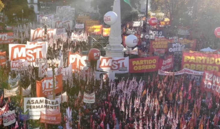 Día del trabajador: el Frente de Izquierda Unidad realizó un acto en Plaza de Mayo