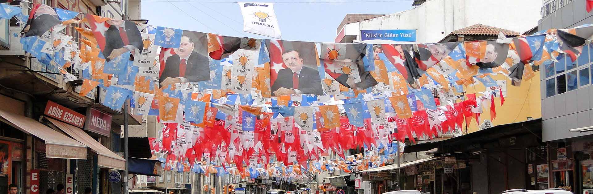 Pancartas y parafernalia de la campaña electoral nacional de 2011 en una calle de la ciudad de Kilis, Turquia