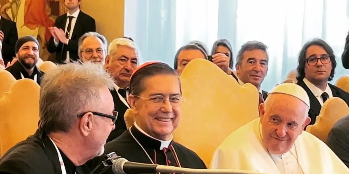 León Gieco cantó "Solo le pido a Dios" en el Vaticano y el Papa se emocionó