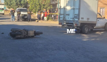 Muere motociclista al chocar contra una camioneta recolectora de frutilla