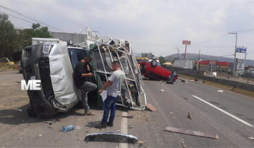Vuelcan 2 vehículos tras protagonizar choque en la Morelia-Salamanca