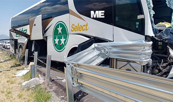 Autobús choca contra banda metálica de contención en la México-Guadalajara
