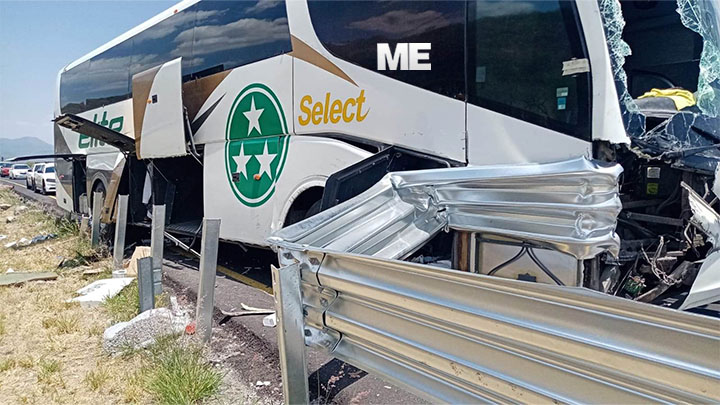 Autobús choca contra banda metálica de contención en la México-Guadalajara