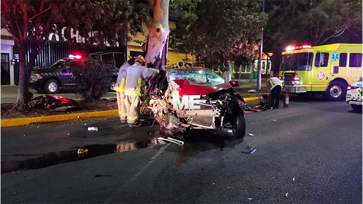 Choque de auto contra árbol deja una fallecida y un herido sobre la Av. Madero poniente de Morelia