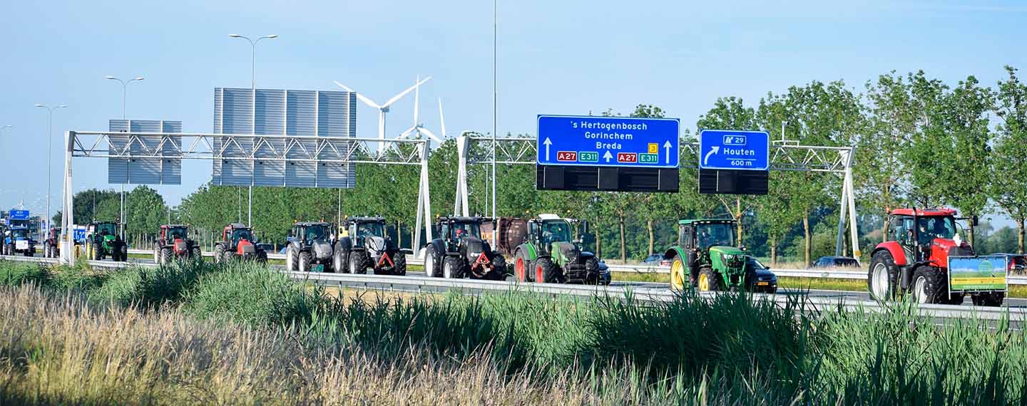 El 22 de junio de 2022, comenzó la protesta de los agricultores en los Países Bajos. Los tractores llegaron a Stroe de todo el país. Esta foto fue tomada a lo largo de la A27 cerca de Houten.