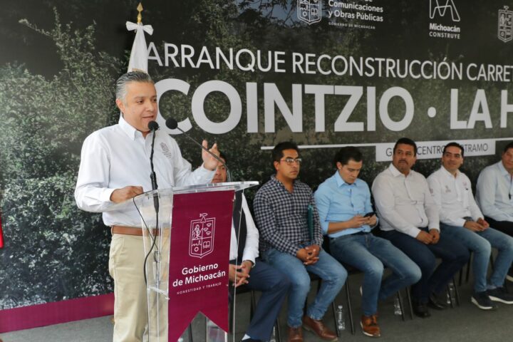 Luis Navarro da banderazo de inicio a reconstrucción de carretera en zona rural de Morelia