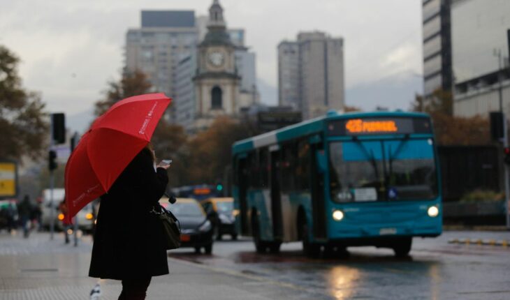 Pronostican lluvia en Santiago para este viernes: Revisa los horarios