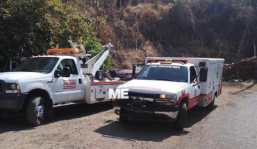 Tres jóvenes resultan heridos al volcar su camioneta en la Tacámbaro-Tecario