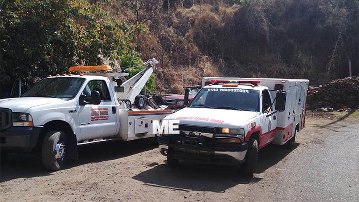 Tres jóvenes resultan heridos al volcar su camioneta en la Tacámbaro-Tecario