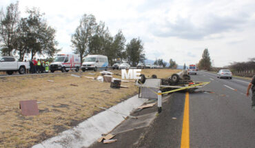 Un muerto y dos heridos, tras choque volcadura en la Autopista de Occidente