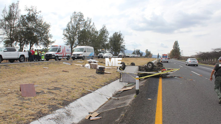Un muerto y dos heridos, tras choque volcadura en la Autopista de Occidente