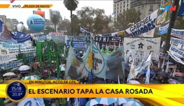 Video: Kirchner – 20 Años: La militancia, políticos y dirigentes aguardan la aparición de la Vicepresidenta