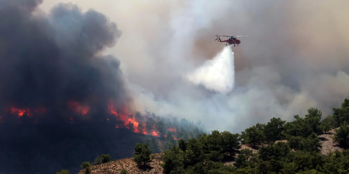 Grecia: a la ola de calor se suman los incendios que generó miles de evacuados