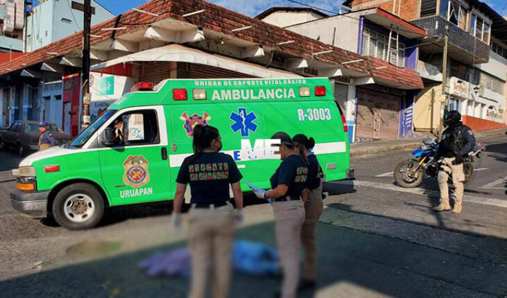 Mujer muere arrollada por camión del Servicio Público, en el centro de Uruapan