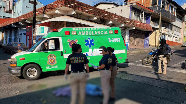 Mujer muere arrollada por camión del Servicio Público, en el centro de Uruapan