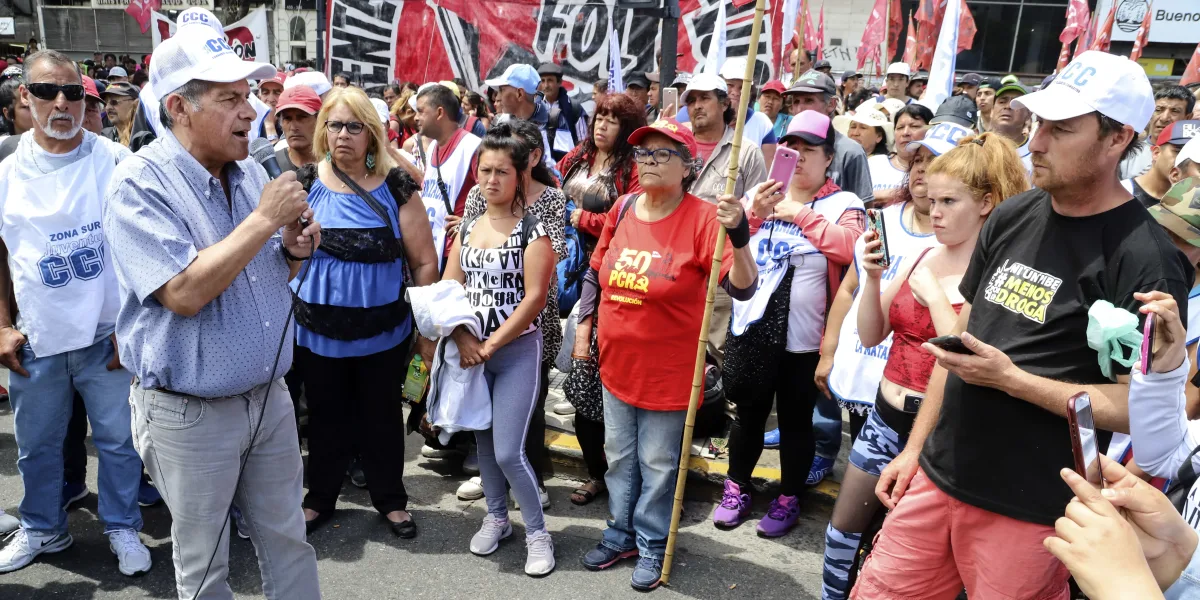 Social organizations march to the Ministry of Labor to demand a wage increase