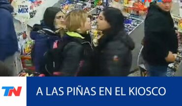 Video: ESTADOS ALTERADOS: Dos mujeres se agarraron a trompadas en un kiosco y lo destrozaron
