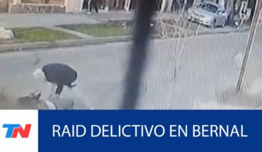 Video: FEROZ RAID DELINCTIVO EN BERNAL I Tres delincuentes asaltaron a varios vecinos en una misma cuadra