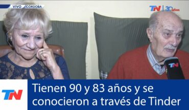Video: PARA EL AMOR NO HAY EDAD: Tienen 90 y 83 años, se conocieron por una app de citas y se casaron
