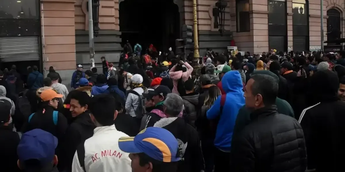 A protest blocked the tracks on the Roca train line and there were disturbances at Constitución station