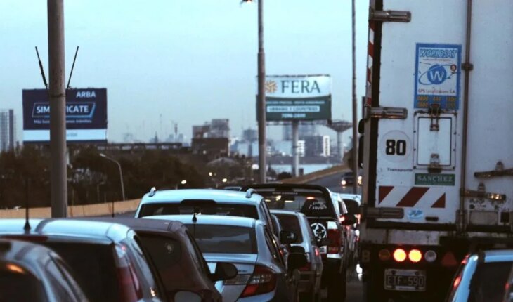 Autopista Buenos Aires – La Plata: Un camión se cruzó de carril, perdió el control y volcó