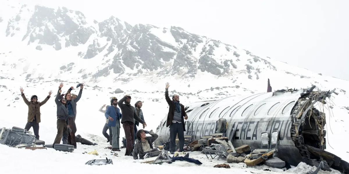 "La sociedad de la nieve": primer vistazo a la nueva película que adapta la Tragedia de los Andes para Netflix