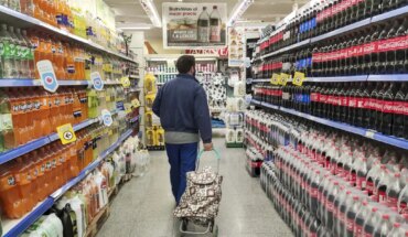 Las ventas en supermercados cayeron 0,9% en junio pero subieron 11,8% en shoppings
