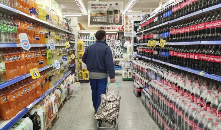 Las ventas en supermercados cayeron 0,9% en junio pero subieron 11,8% en shoppings