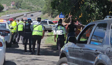 Mujer muere al volcar camioneta en la Morelia-Salamanca; hay 2 lesionados