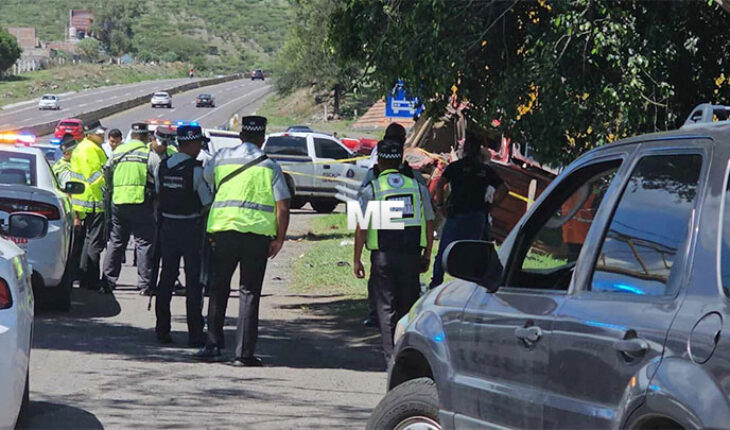 Mujer muere al volcar camioneta en la Morelia-Salamanca; hay 2 lesionados