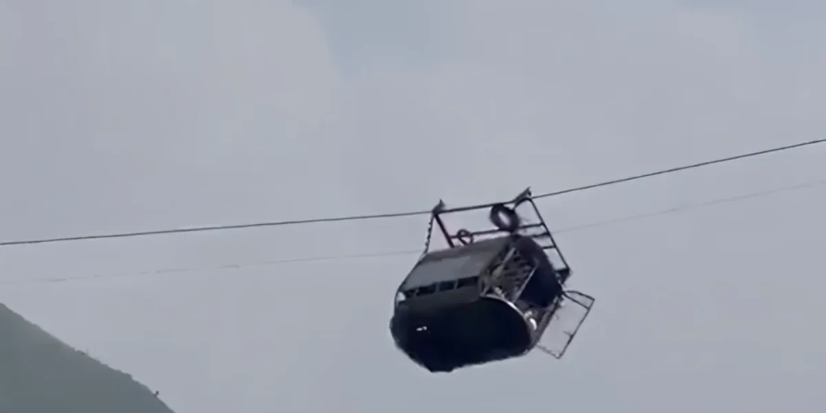 Pakistan: Seven children and one man rescued after being trapped in cable car